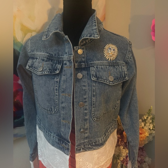Denim Jacket with Lace Cotton Trim. Lion broach included. - Picture 12 of 14